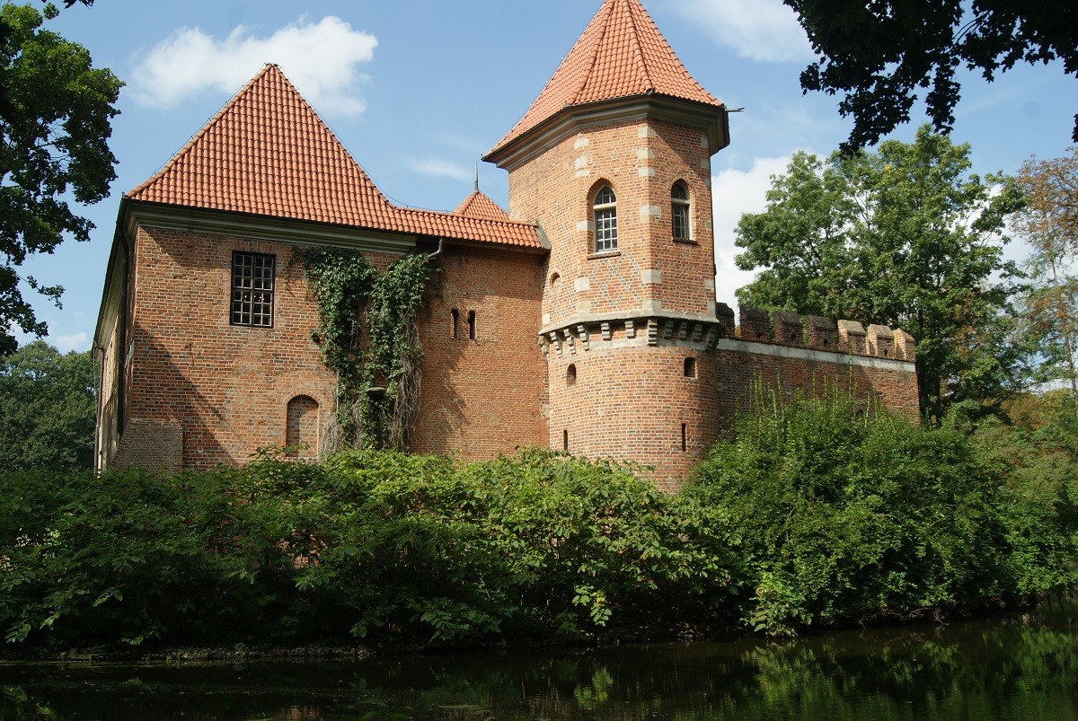 zamek w Oporowie
