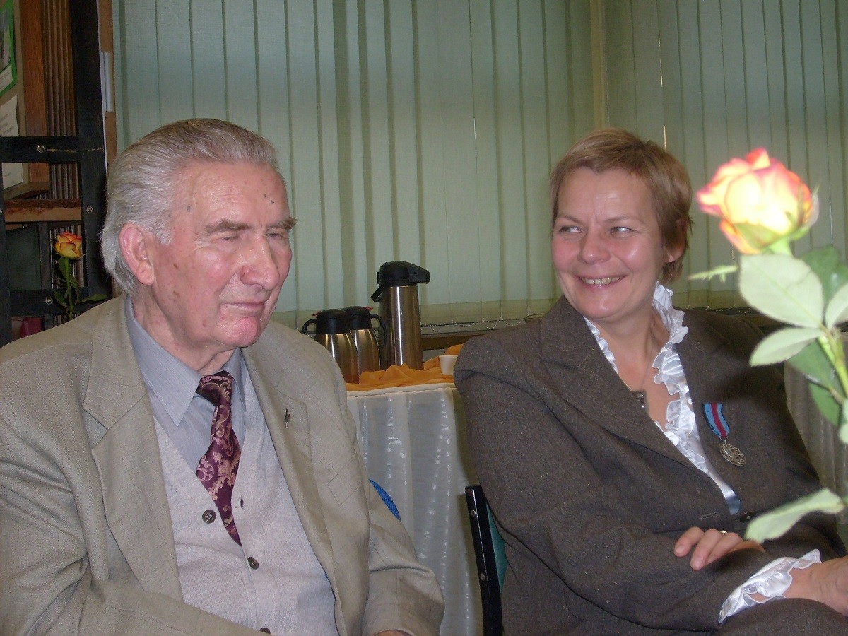 pan Ludwik Misiek rozmawia z panią dyrektor po spotkaniu historycznym, 2007